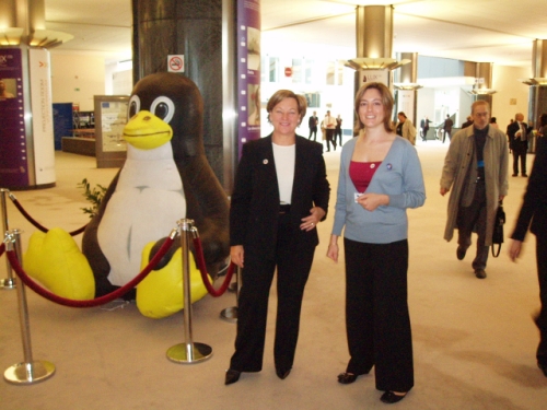 Nathalie Griesbeck et Alix Cazenave devant le Tux du parlement européen