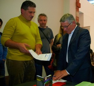 Sébastien Dinot, Vice President of April, presents the membership form to Pierre Cohen, mayor of Toulouse and President of the urban community of the Greater Toulouse area