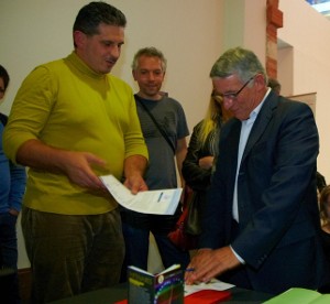 Sébastien Dinot, vice-président de l'April, présente le formulaire d'adhésion à PierreCohen, maire de Toulouse et président de la communauté urbaine du Grand Toulouse