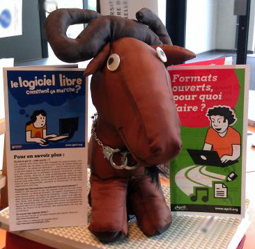 La peluche GNU fabriquée par certains bénévoles