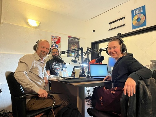 Photo du studio avec Eloi Sloïm, Frédéric Couchet et Delphine Malassingne