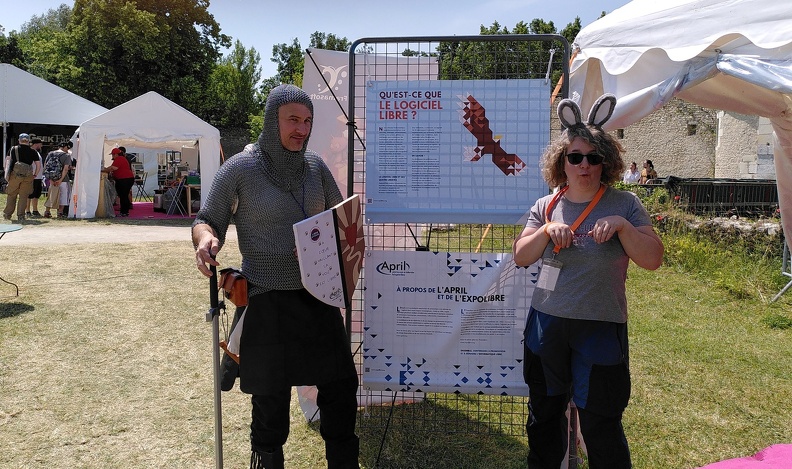 Photo avec Laurent Costy déguisé en chevalier et Magali Garnero avec des oreilles de lapin, aux Geek Faëries