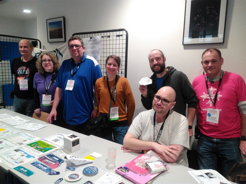 Photo d'un stand de l'April avec des bénévoles